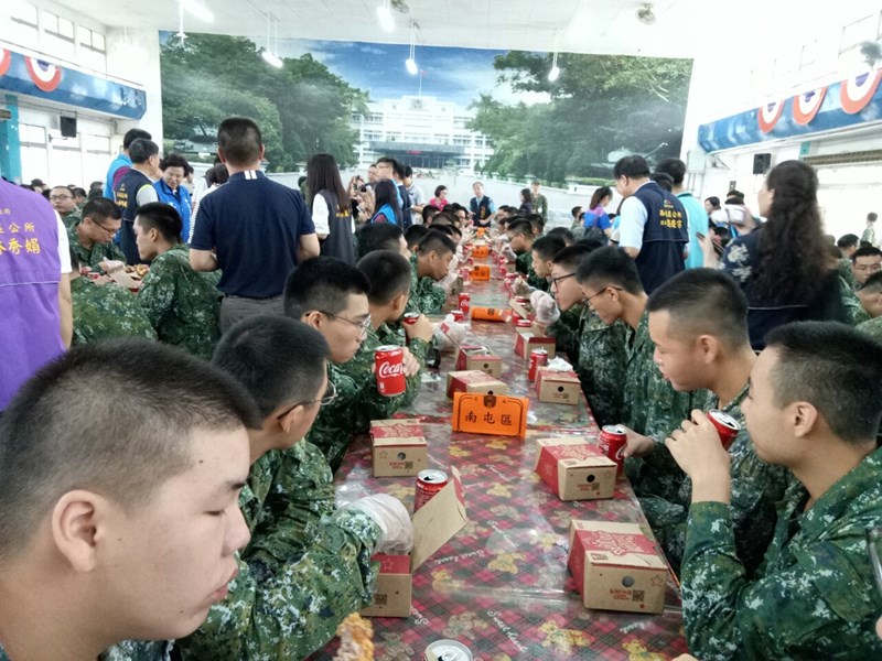 役男們開心享用餐點