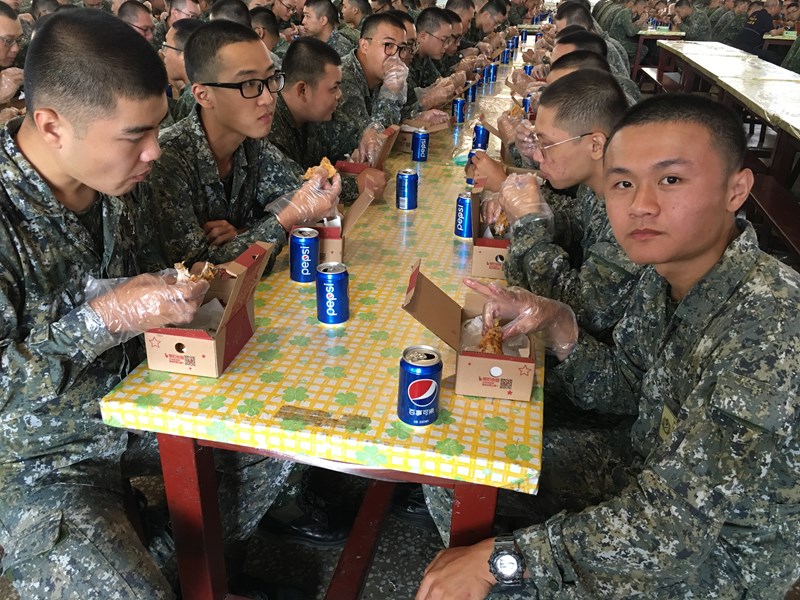 役男們開心享用餐點